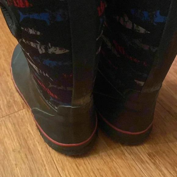 Kids waterproof boots - knockoff Bogs - boys size 4 - shark theme - Picture 3 of 6